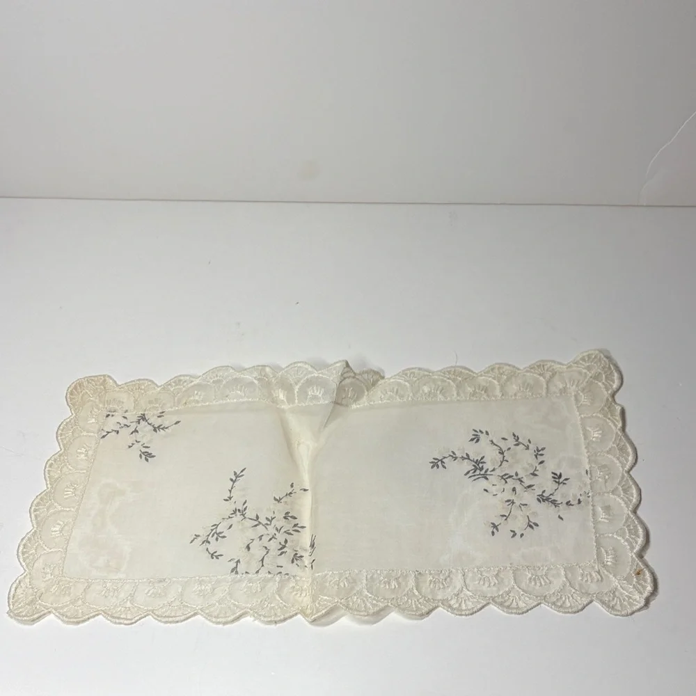 Elegant Cream Floral Lace Doilies